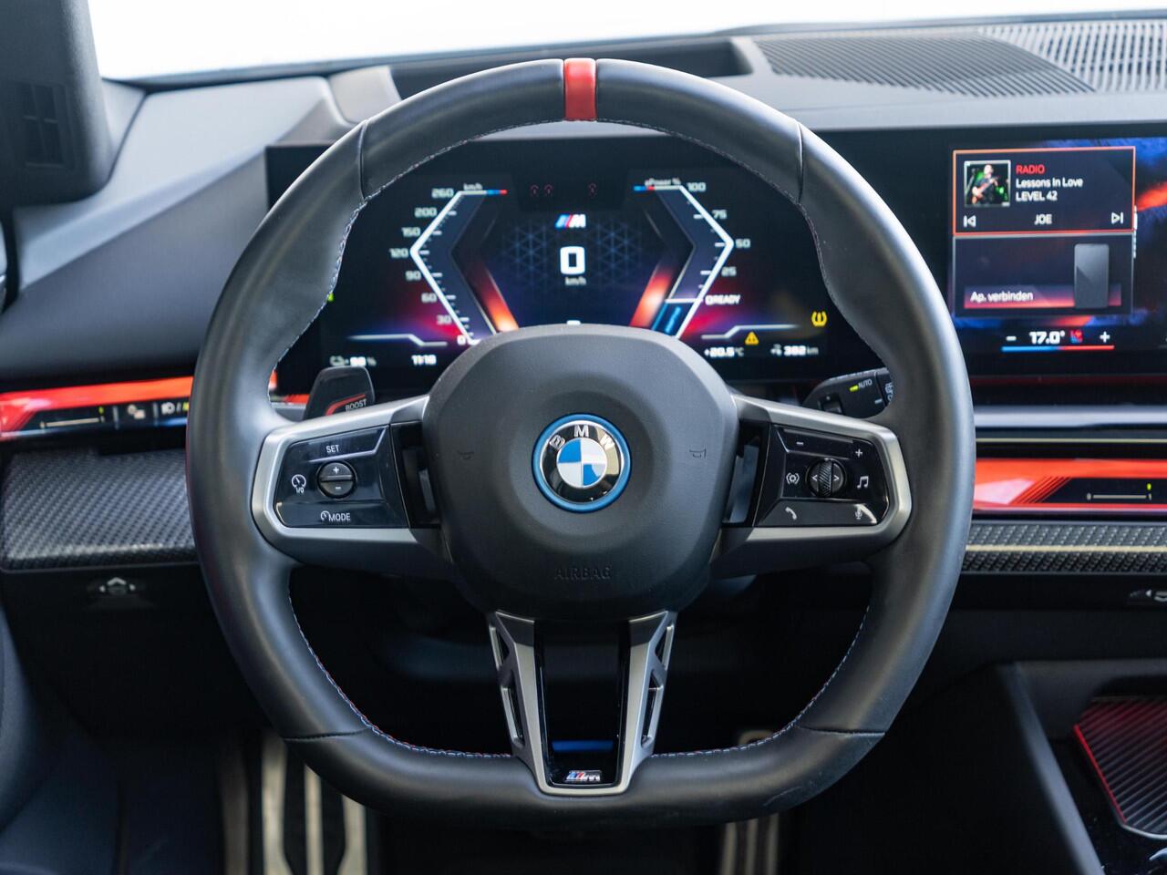 BMW i5 Touring M60 xDrive | M Sportpakket Pro | Innovation Pack | Verwarmd Stuurwiel | Comfort Access | Panoramadak | Stoelverwarming | Bowers & Wilkins | Trekhaak