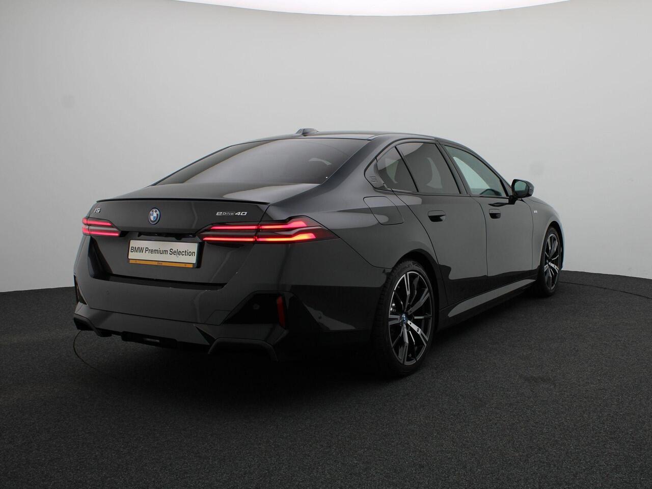 BMW i5 Sedan eDrive40 M Sportpakket Pro | M Sport Edition | Travel Pack | Comfort Pack | Trekhaak | Comfortstoelen | Driving Assistant Plus | Harman Kardon | 20''