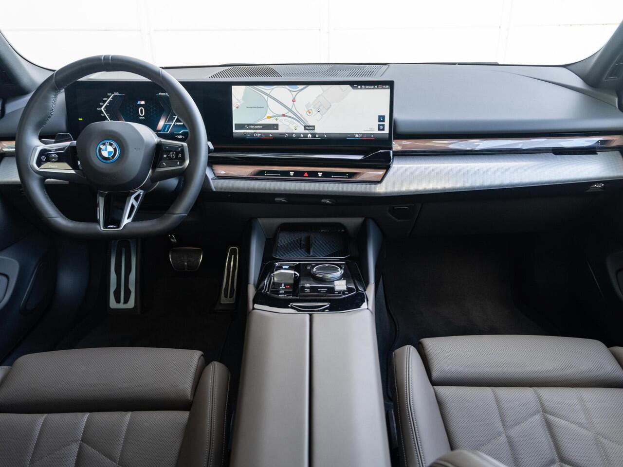 BMW i5 Sedan eDrive40 | M Sportpakket Pro | Travel Pack | Comfort Access | Panoramadak | Harman-Kardon | Stoelverwarming & -ventilatie | Trekhaak | 21''