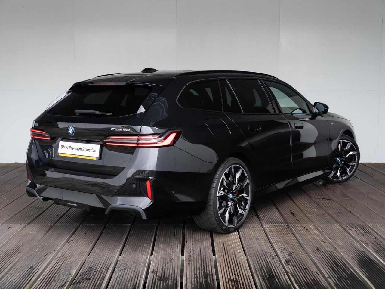 BMW i5 Touring eDrive40 | M Sportpakket Pro | Innovation Pack | Verwarmd Stuurwiel | Comfort Access | Panoramadak | Stoelventilatie | Bowers & Wilkins | 21'' | Trekhaak