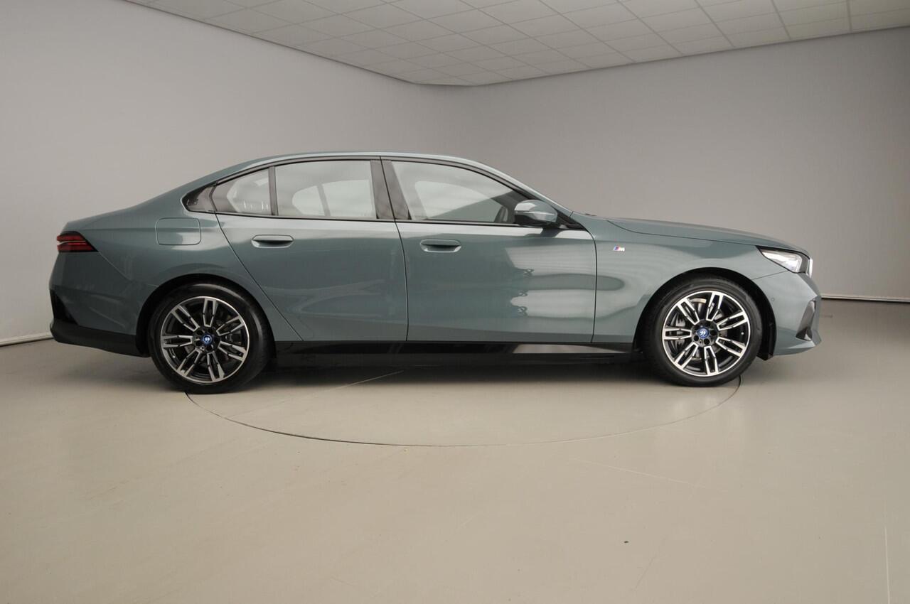 BMW i5 Sedan eDrive40 | M-Sportpakket | LED | Navigatie | Trekhaak | Active cruise | Sportstoelen | DAB | Alu 19 inch