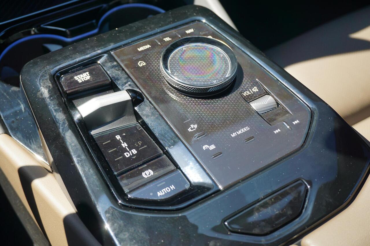 BMW i5 Sedan eDrive40 M Sportpakket 20'' / Panoramadak / Harman Kardon / Stoelventilatie / Trekhaak / Ekris Selection