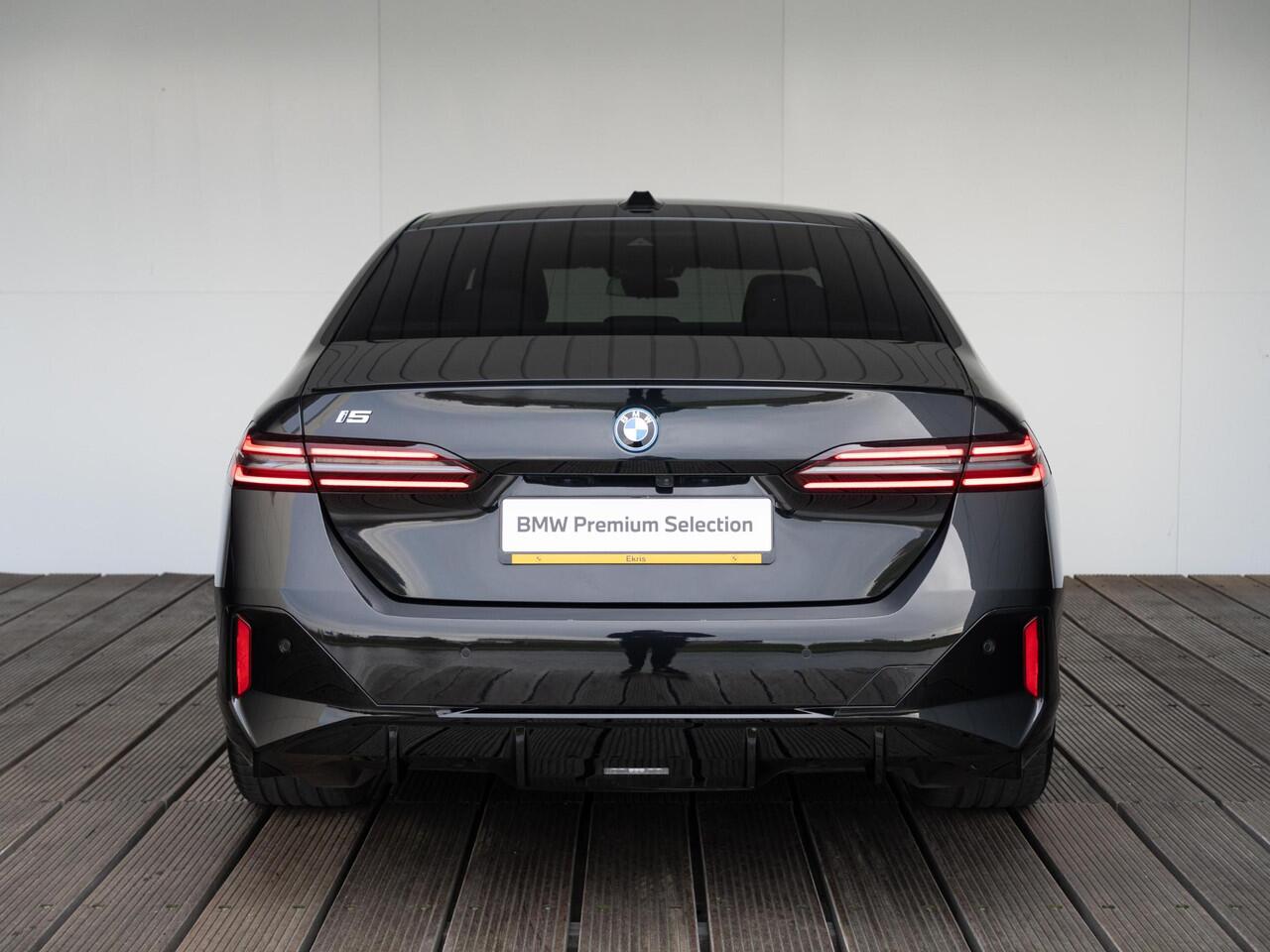 BMW i5 M60 xDrive | M Sportpakket Pro | Innovation Pack | Harman-Kardon | Stoelventilatie | Stuurwielrand verwarmd | Comfort Access | Trekhaak