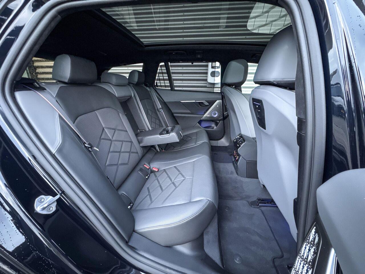 BMW i5 Touring xDrive40 M Sportpakket Pro / Innovation Pack / Travel Pack / Comfort Pack / Panoramadak / Bowers & Wilkins