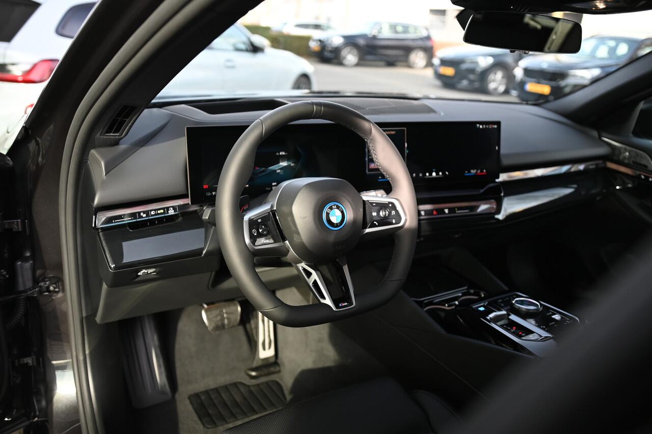 BMW i5 eDrive40 M Sport / Panoramadak / Trekhaak / Bowers & Wilkins / Stoelventilatie / Adaptieve LED / Parking Assistant Plus / Comfort Access