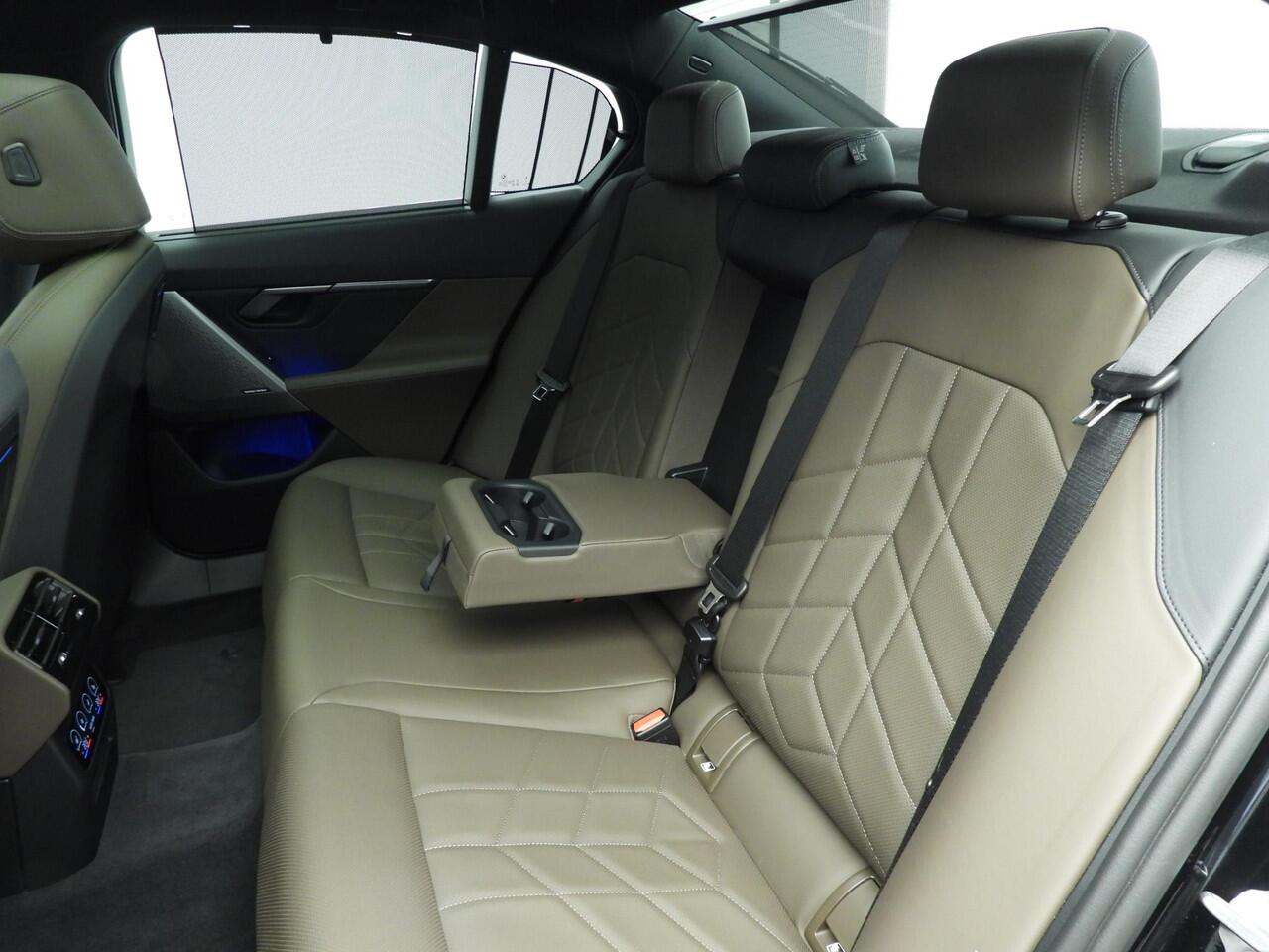 BMW i5 Sedan eDrive40 | M-Sportpakket | LED | Leder | HUD | Schuifdak | Trekhaak | Comfortzetels | Active cruise | DAB | Harman-kardon sound | Alu 20 inch