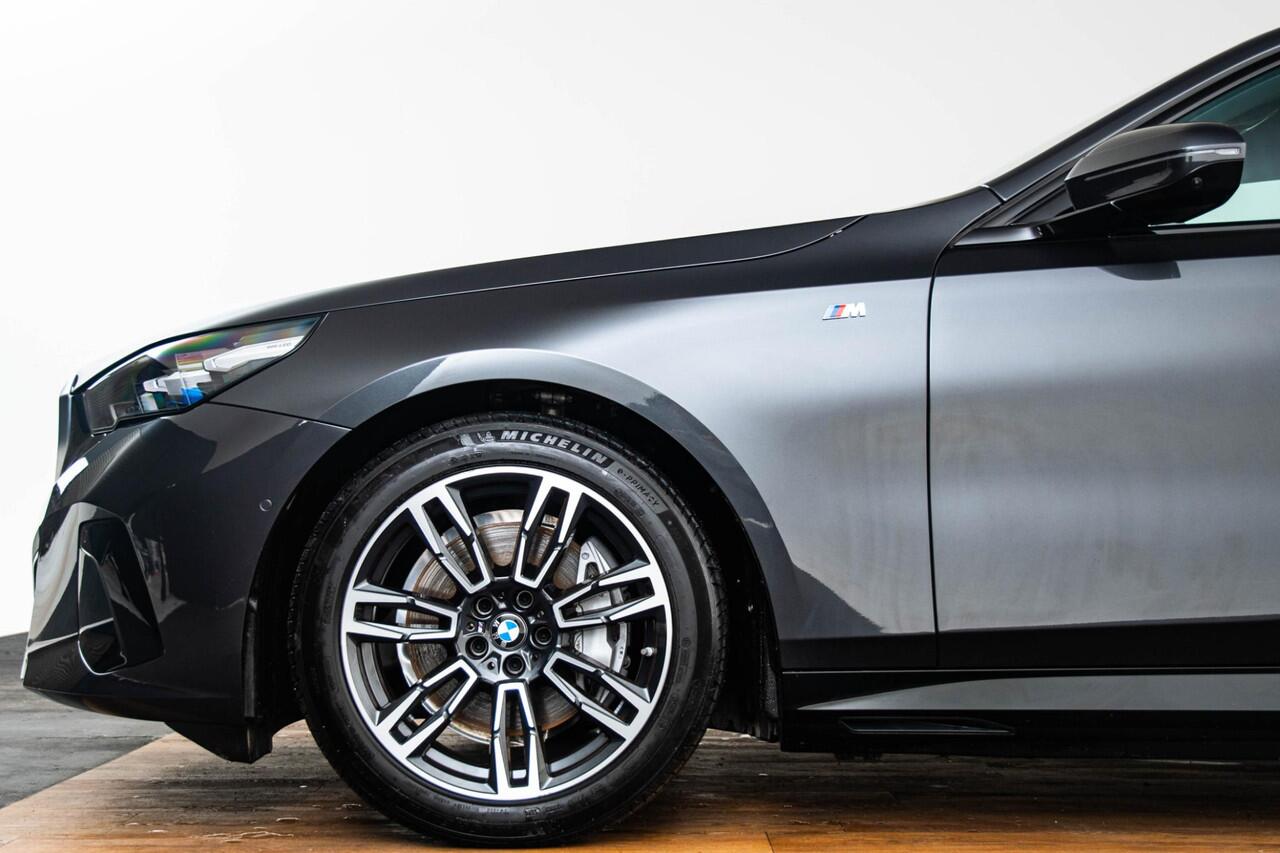 BMW i5 Touring eDrive40 M Sport Edition 84 kWh Trekhaak - Panoramadak - Parking/Driving Professional - Comfort Pack - Harman Kardon - Head up - Comfort Acces - Stuurwielrandverwarming - Active Guard -