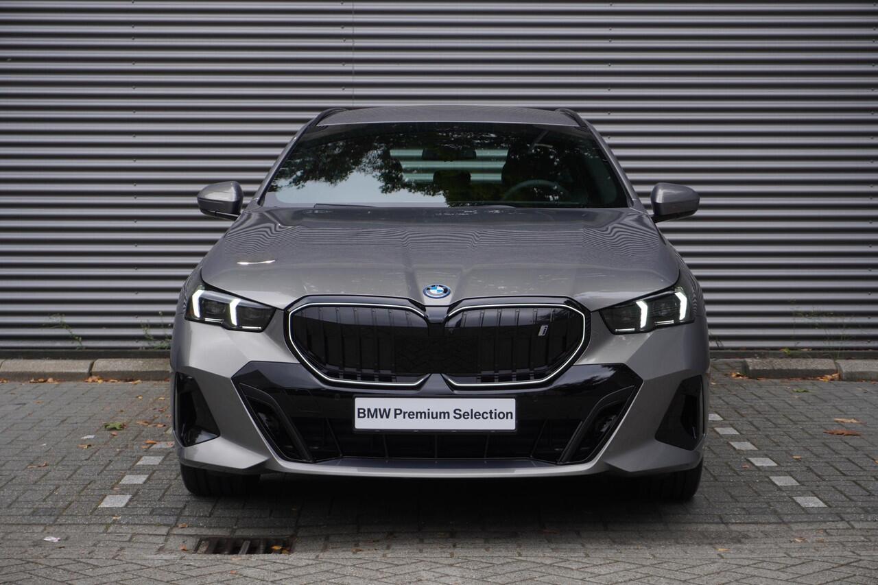 BMW i5 Touring eDrive40 M Sportpakket Pro | Comfort Pack | Trekhaak met elektrisch wegklapbare kogel | Adaptief onderstel professional | Driving Assistant Professional | Harman-Kardon sound system