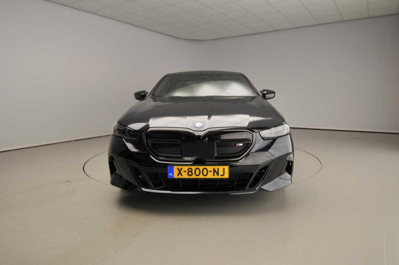 BMW i5 Sedan M60 xDrive 84 kWh | M-Sportpakket | LED | Leder | HUD | Schuifdak | Active cruise | DAB | Bowers @ Wilkins sound | Alu 20 inch