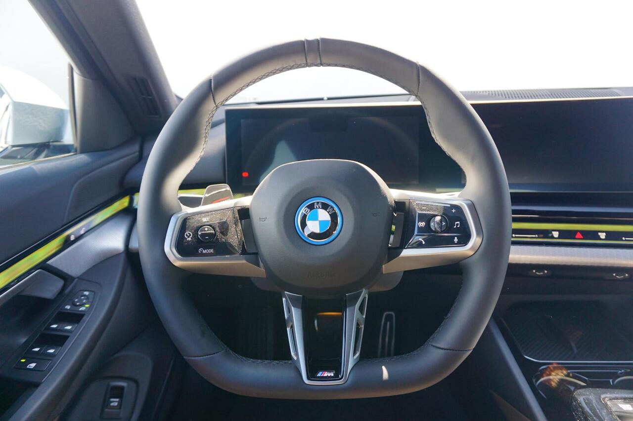 BMW i5 Touring eDrive40 M Sport Edition 19'' / Driving Assistant Plus / Comfort Acces / Adaptieve LED koplampen