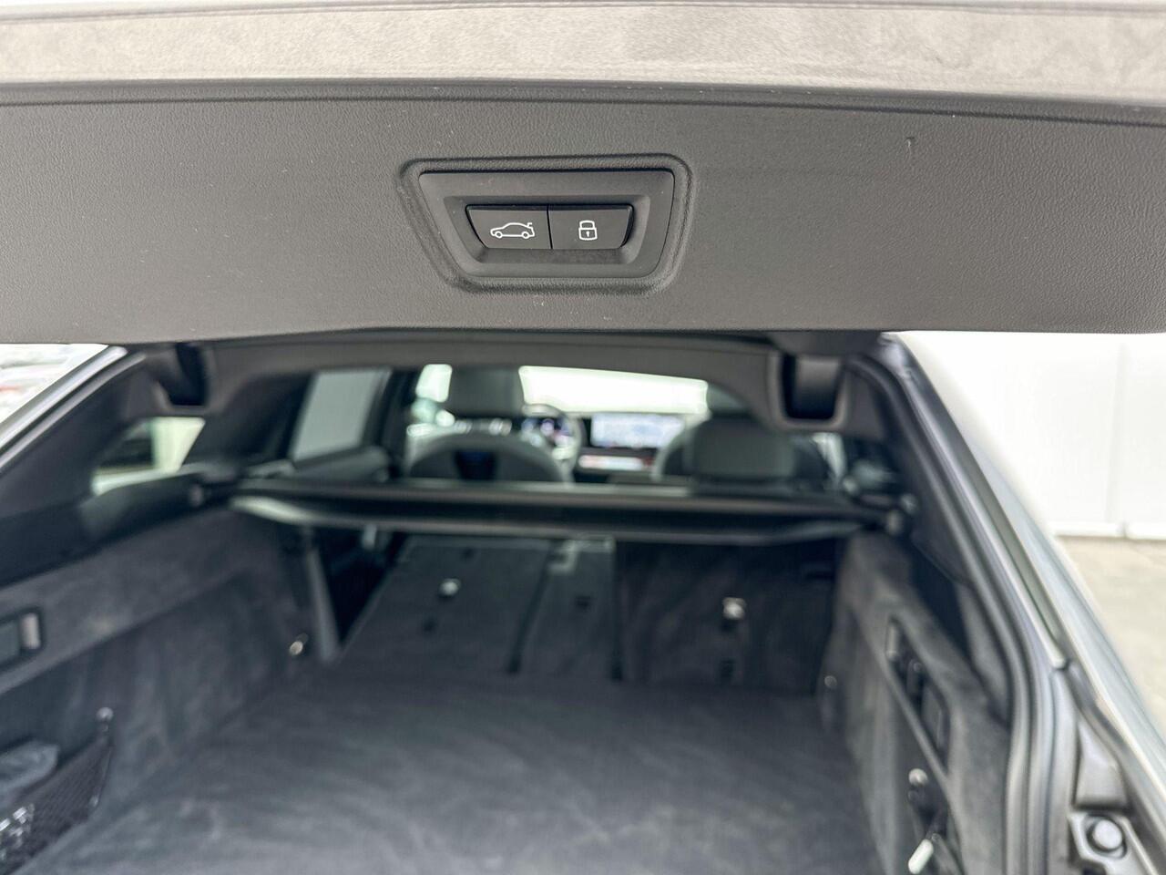 BMW i5 Touring M60 xDrive 84 kWh 21 Inch / Stuurwielrand verwarming / Stoel verwarming Voor & Achter / Comfort Acces / Electrische Zwenkhaak / Ionic Glow Exterieur pakket / Panorama Dak / Getinte Ramen / Stoelventilatie / Driving Assistant Prof / Parking Assist