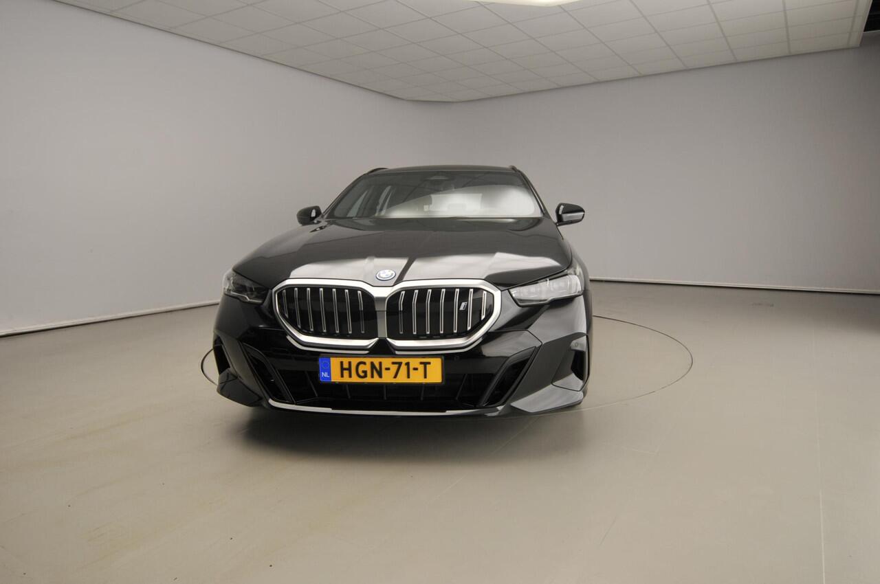 BMW i5 Touring eDrive40 | M-Sportpakket | LED | Leder | Navigatie | Active cruise | Trekhaak | Sportstoelen | DAB | Alu 20 inch