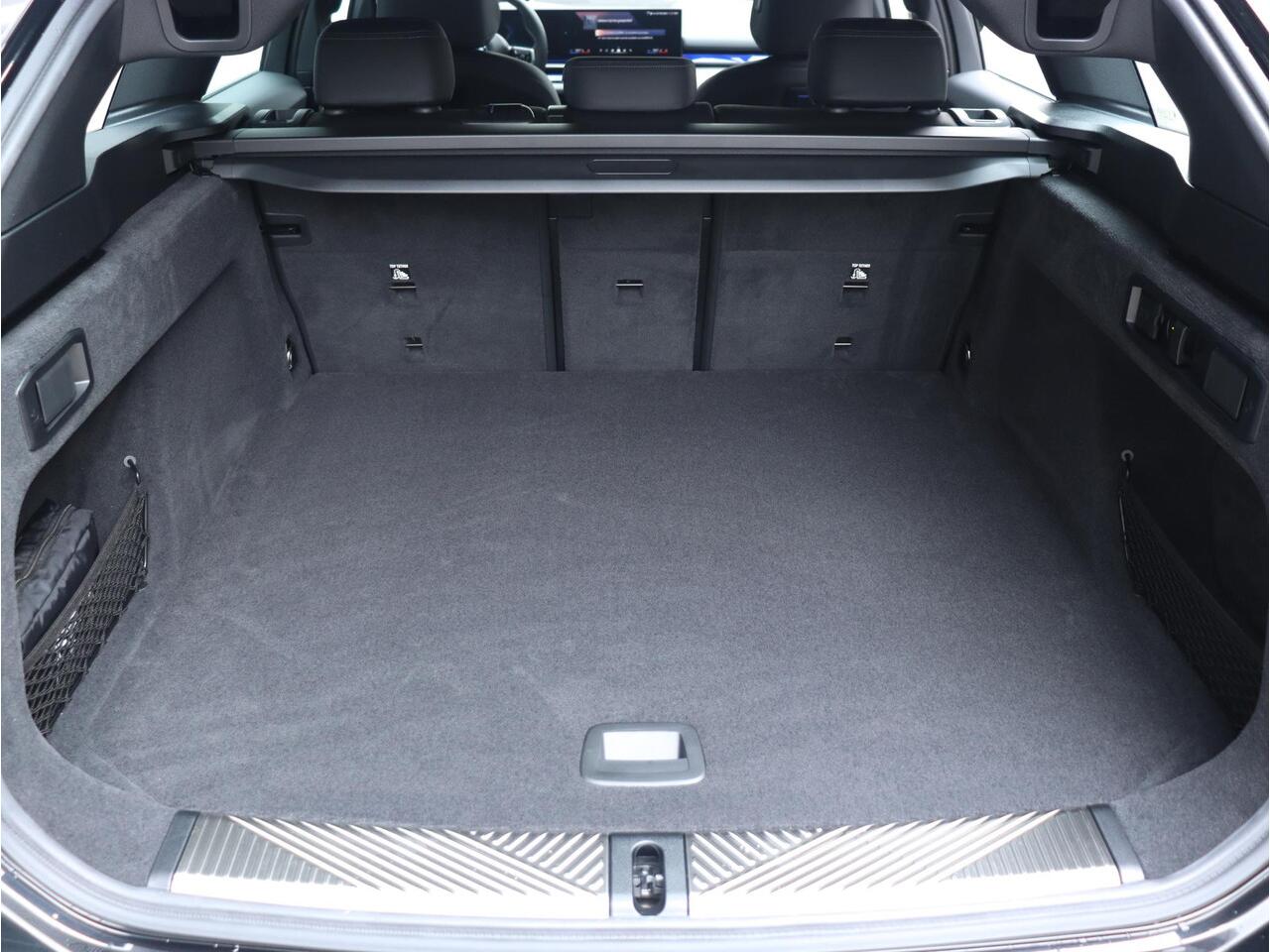 BMW i5 Touring eDrive40 | M Sportpakket Pro | Trekhaak | Driving Assistant Prof. | Adaptief M Onderstel Prof. | Harman Kardon | Head-Up | Parking Assistant Plus | Comfortstoelen | 19'' LMV