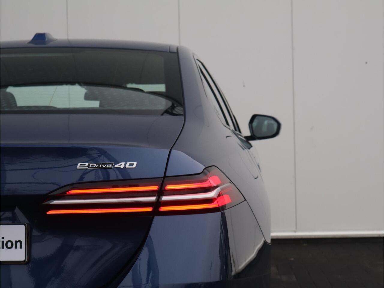 BMW i5 eDrive40 M Sport Edition 84 kWh M Sportpakket/ Achteruitrijcamera/ Stoelventilatie/ Harman-Kardon/ Driving Assistant Plus/ Elektrisch verstelbare stoelen/ Stoelverwarming