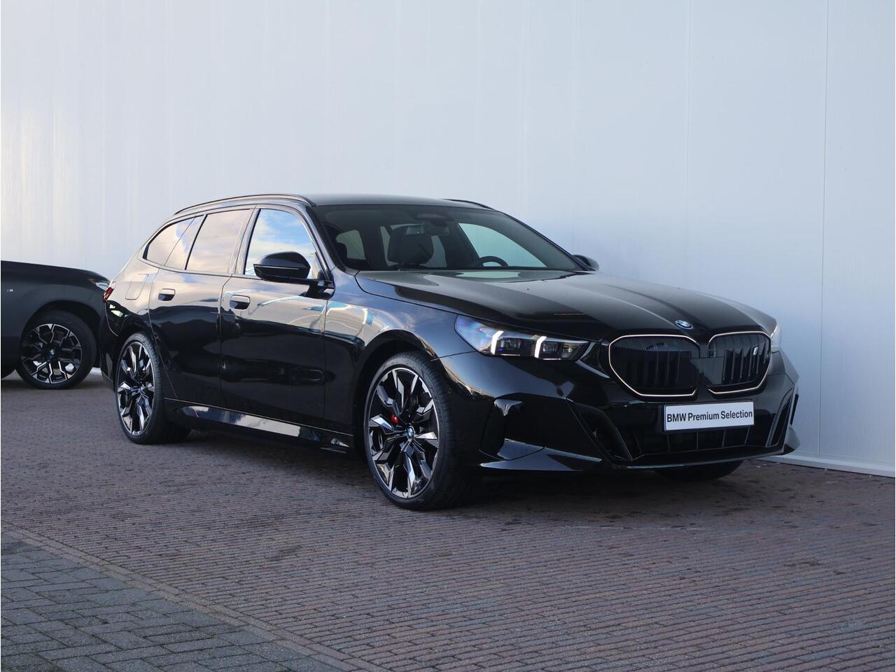 BMW i5 Touring eDrive40 M Sport Edition 84 kWh BMW Individual Lakkleur/ M- Sportpakket Pro/ Comfort Access/ Elektrische Trekhaak/ Panoramadak/ Comfortstoelen/ Bowers & Wilkins/ Driving Assistant Professional