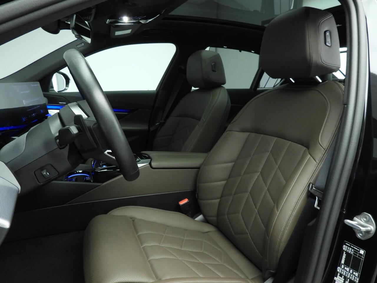 BMW i5 Sedan eDrive40 | M-Sportpakket | LED | Leder | HUD | Schuifdak | Trekhaak | Comfortzetels | Active cruise | DAB | Harman-kardon sound | Alu 20 inch