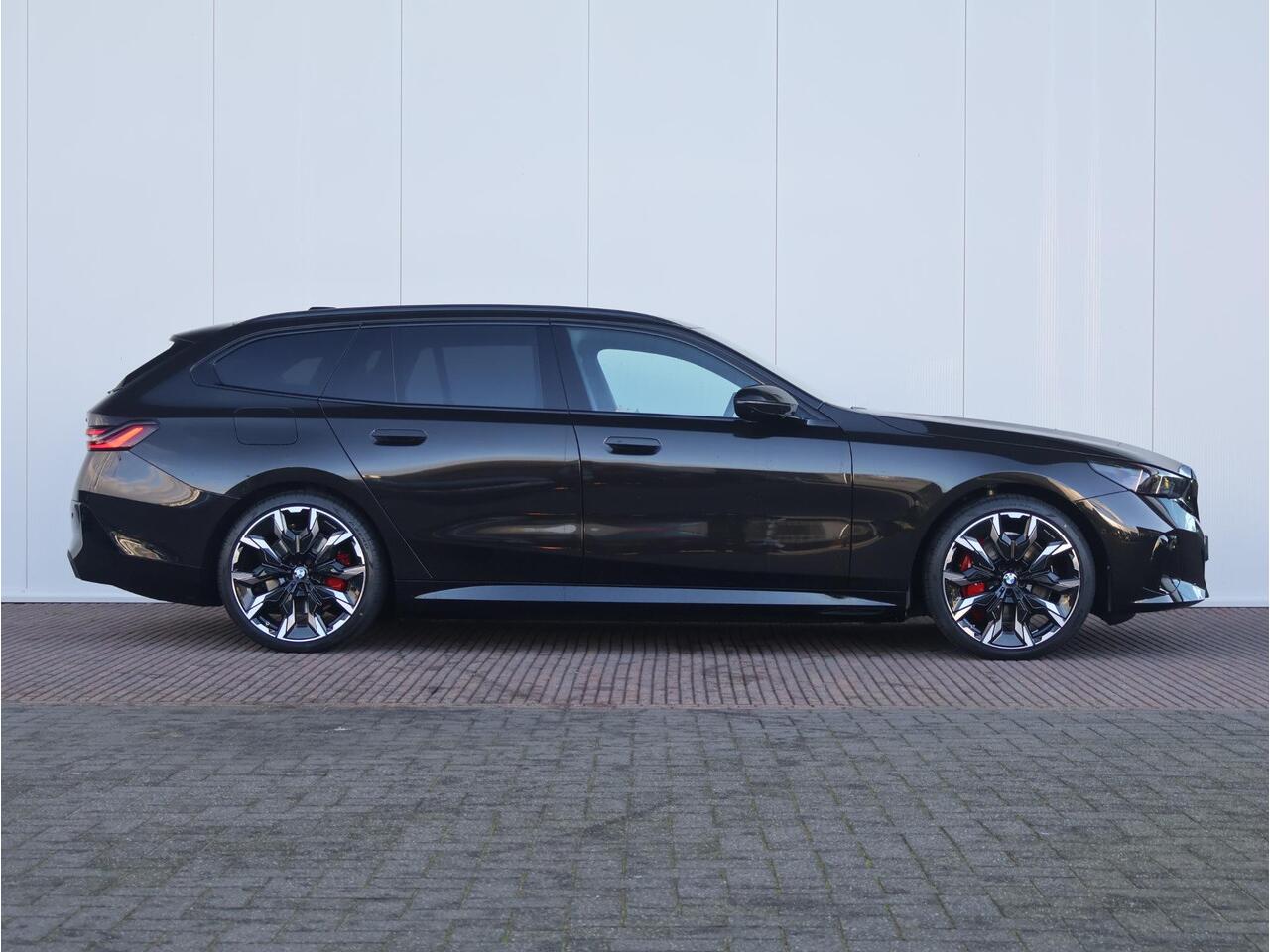 BMW i5 Touring eDrive40 M Sport Edition 84 kWh BMW Individual Lakkleur/ M- Sportpakket Pro/ Comfort Access/ Elektrische Trekhaak/ Panoramadak/ Comfortstoelen/ Bowers & Wilkins/ Driving Assistant Professional