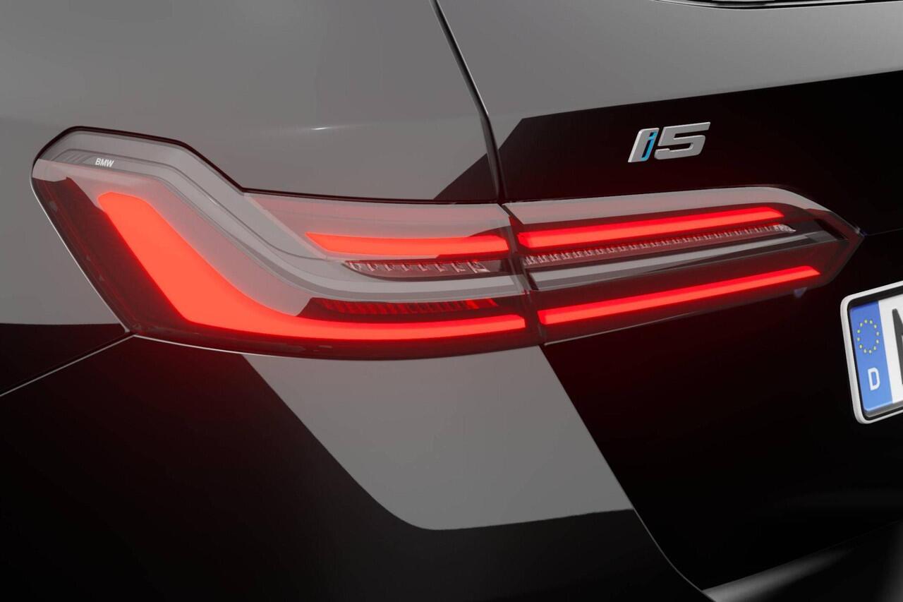 BMW i5 Touring M60 xDrive | M Sport Pro | Innovation Pack | Travel Pack | Comfort Pack | Bowers & Wilkins | Comfortstoelen | CraftedClarity