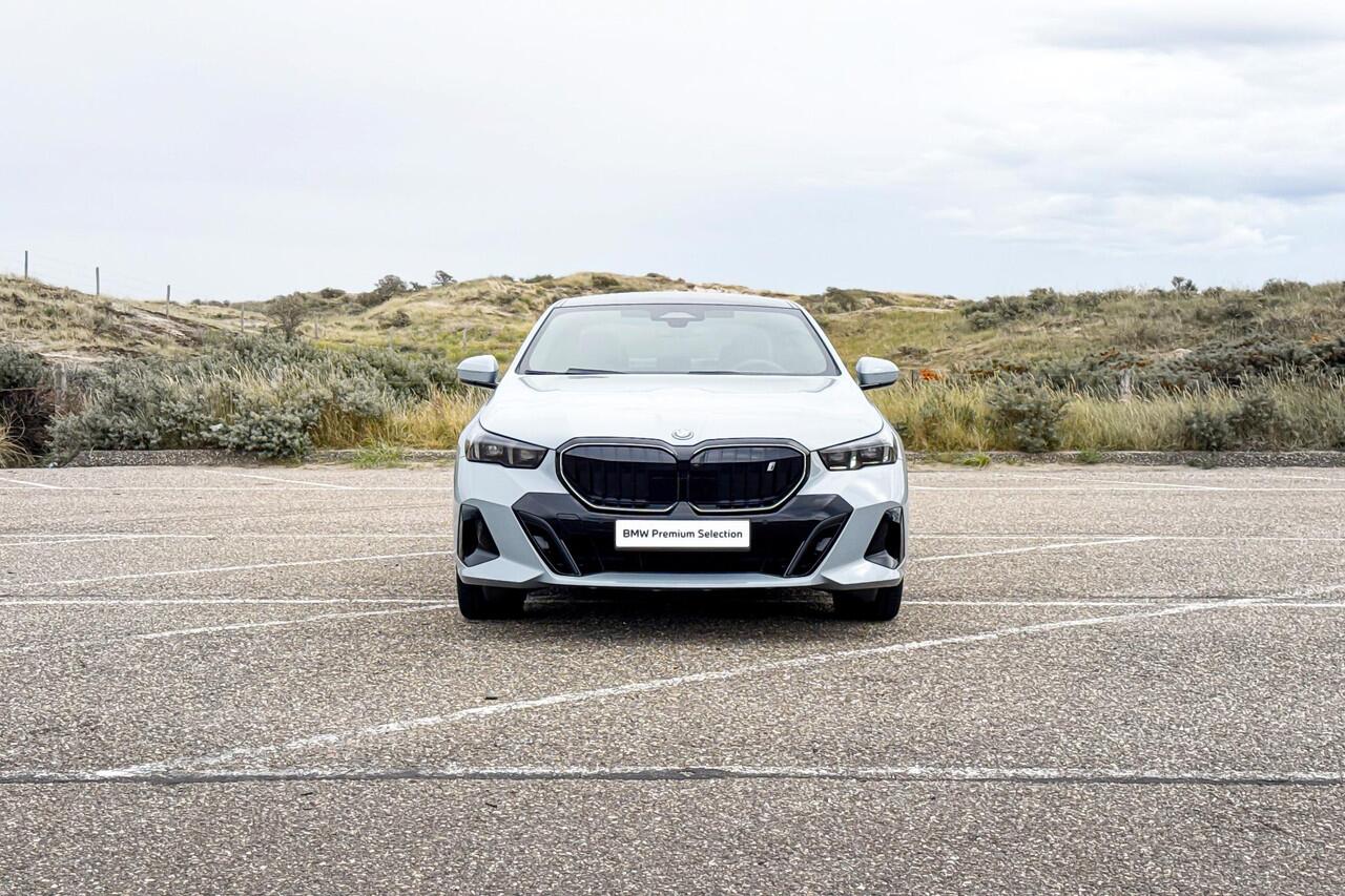 BMW i5 Sedan eDrive40 M Sport Edition | M Sport | Glazen Panoramadak | Head-up Display | Stoelventilatie | M Performance wielen