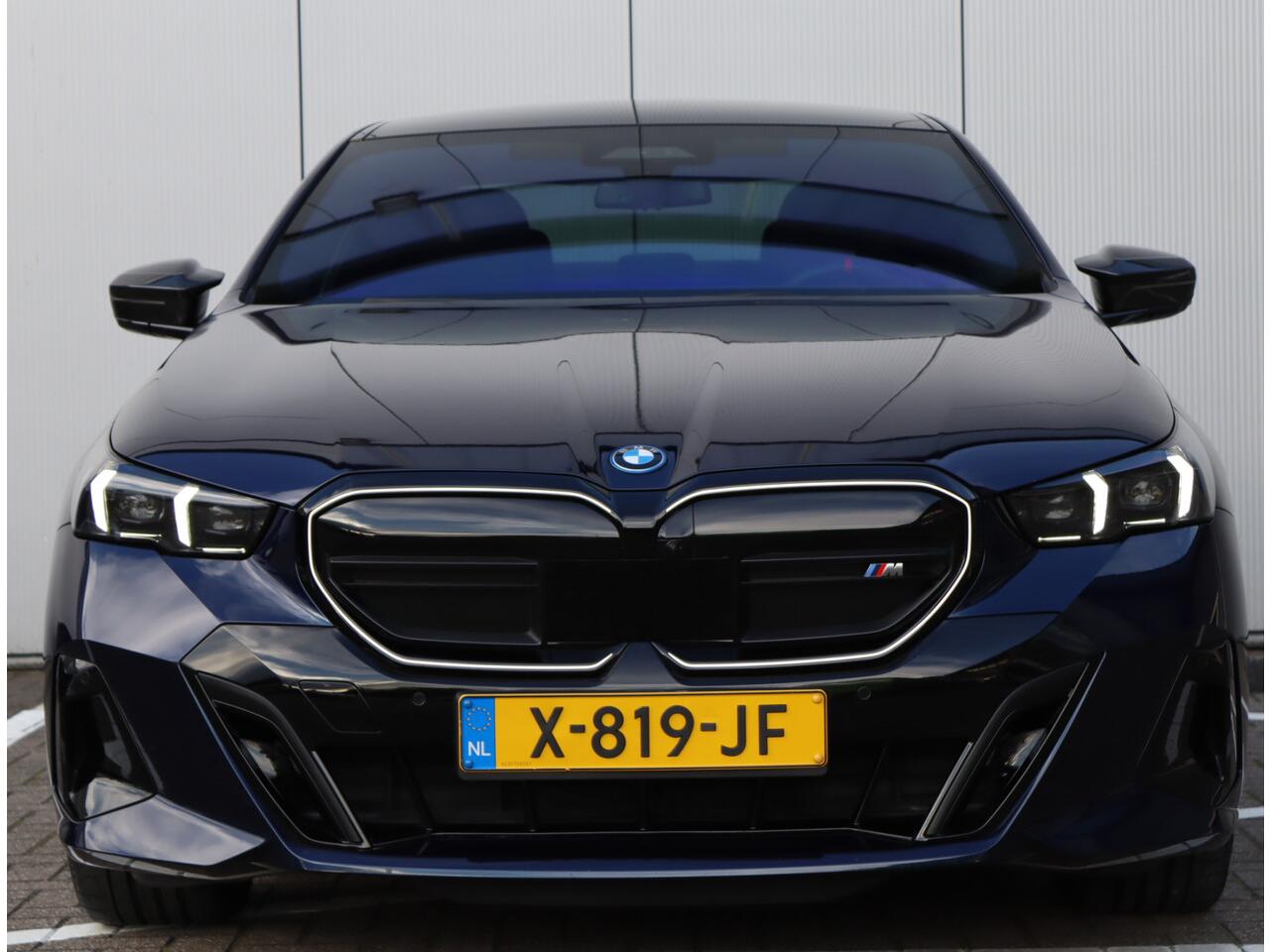 BMW i5 M60 xDrive 84 kWh | Pano | B&W | Achterasbestuuring | Head-Up | NAP