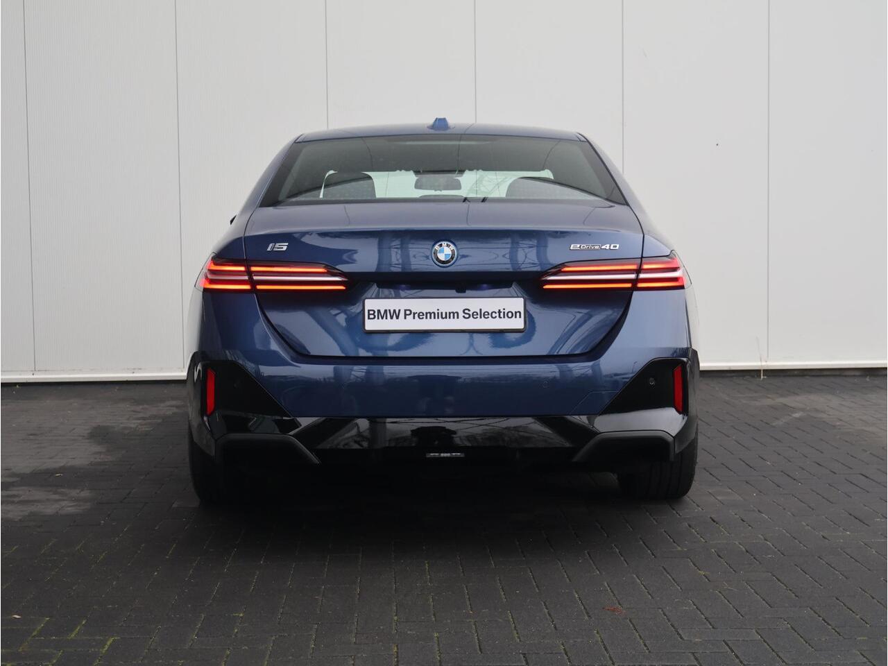 BMW i5 eDrive40 M Sport Edition 84 kWh M Sportpakket/ Achteruitrijcamera/ Stoelventilatie/ Harman-Kardon/ Driving Assistant Plus/ Elektrisch verstelbare stoelen/ Stoelverwarming