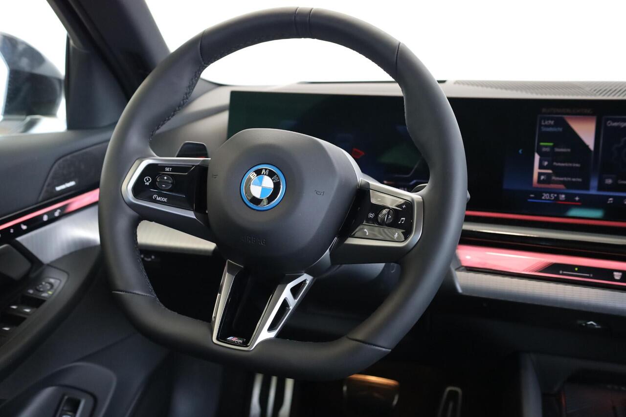 BMW i5 eDrive40 | M Sportpakket | Glazen Panoramadak | Trekhaak Elektrisch | Stuur- en stoelverwarming | Head-Up Display | Harman Kardon