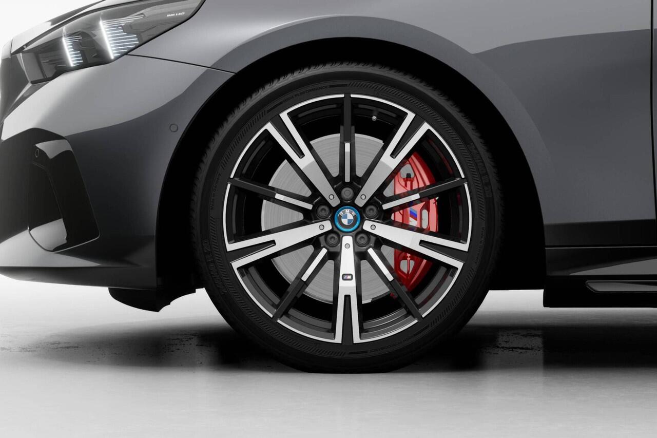 BMW i5 Sedan eDrive40 M Sport Edition | M Sport Pro | Travel Pack | Comfort Pack | Trekhaak | Getint Glas | Laadaansluiting 22kW | VPLD | Showroomvoordeel | ElectricDeals