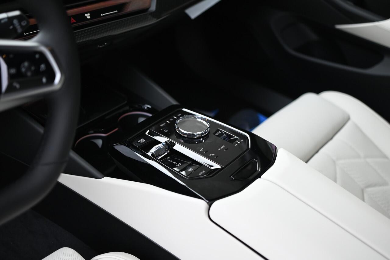 BMW i5 Touring eDrive40 M Sport / Panoramadak / Trekhaak / Bowers & Wilkins / Adaptieve LED / Stoelventilatie / Comfort Access / Parking Assistant Plus / Stuurverwarming