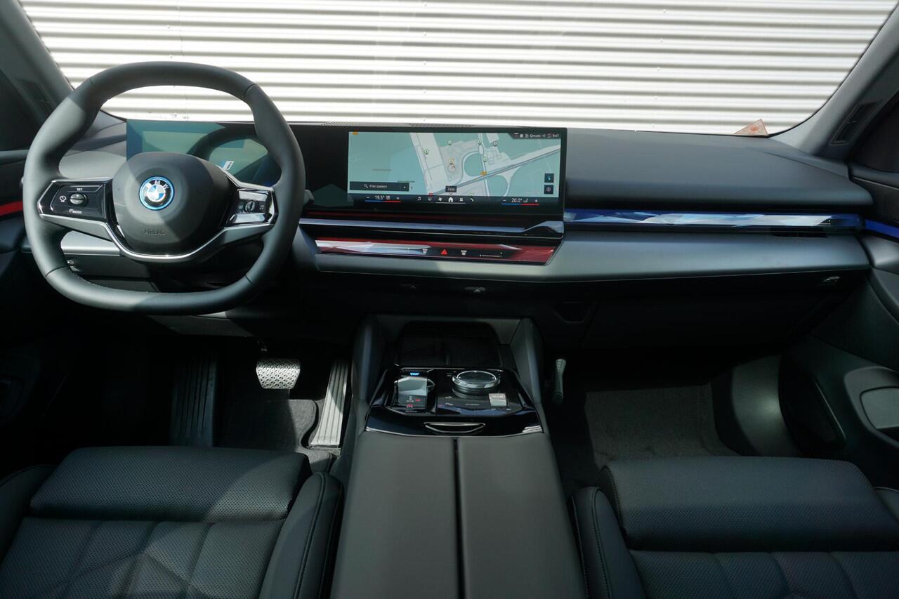 BMW i5 Sedan eDrive40 Travel Pack | Comfort Pack | Glazen panoramadak | Driving Assistant Plus | Harman-Kardon sound system