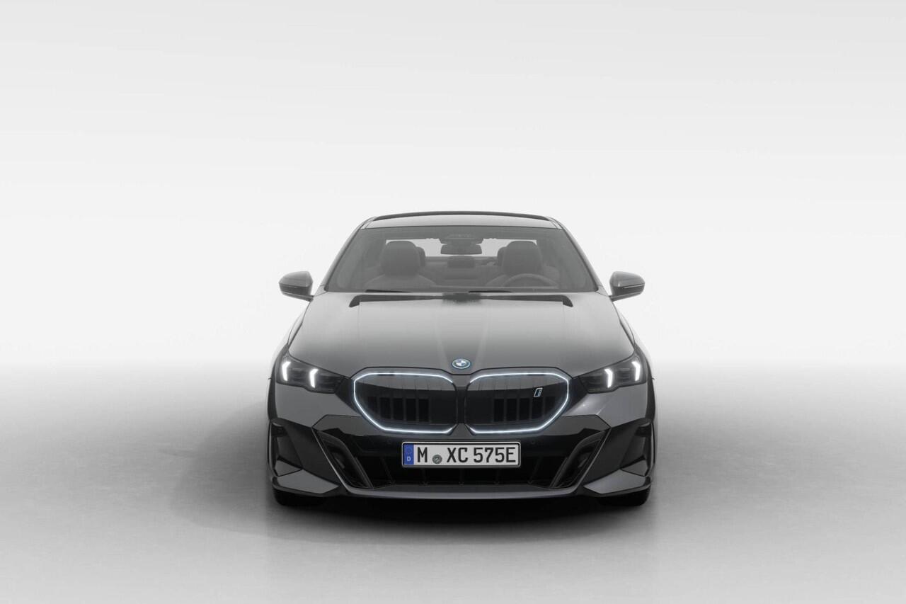 BMW i5 Sedan eDrive40 M Sport Edition M Sport Pro | Travel Pack | Comfort Pack | Showroomvoordeel