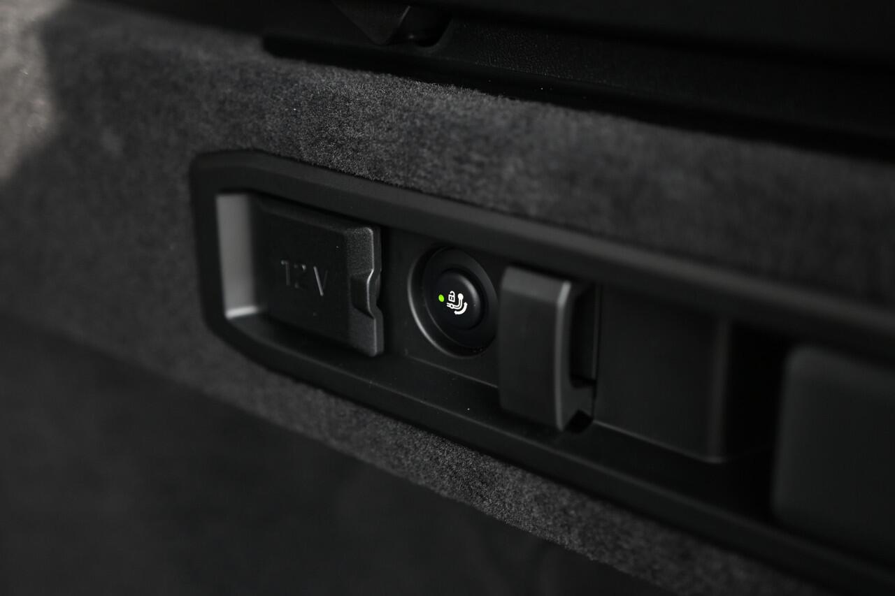 BMW i5 eDrive40 M Sport / Panoramadak / Trekhaak / Bowers & Wilkins / Stoelventilatie / Adaptieve LED / Parking Assistant Plus / Comfort Access