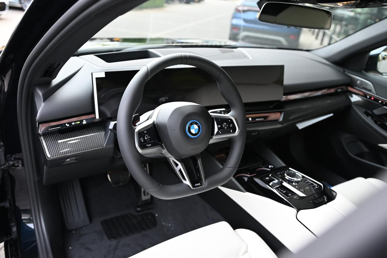 BMW i5 Touring eDrive40 M Sport / Panoramadak / Trekhaak / Bowers & Wilkins / Adaptieve LED / Stoelventilatie / Comfort Access / Parking Assistant Plus / Stuurverwarming