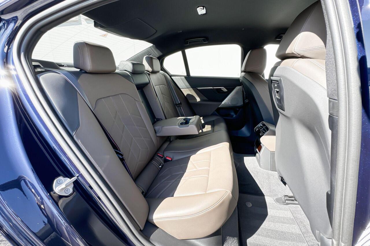 BMW i5 Sedan eDrive40 M Sport Edition 84 kWh | M Sport Pro | Trekhaak | H&K | Comfort Pack