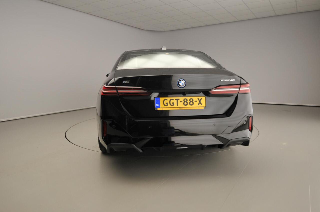 BMW i5 Sedan eDrive40 | M-Sportpakket | LED | Leder | HUD | Schuifdak | Trekhaak | Comfortzetels | Active cruise | DAB | Harman-kardon sound | Alu 20 inch