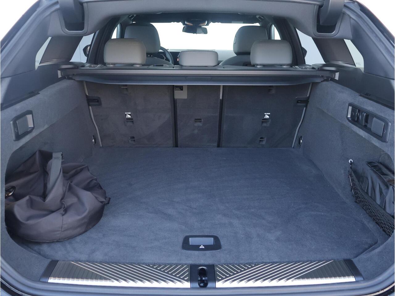 BMW i5 Touring eDrive40 M Sport Edition 84 kWh BMW Individual Lakkleur/ M- Sportpakket Pro/ Comfort Access/ Elektrische Trekhaak/ Panoramadak/ Comfortstoelen/ Bowers & Wilkins/ Driving Assistant Professional