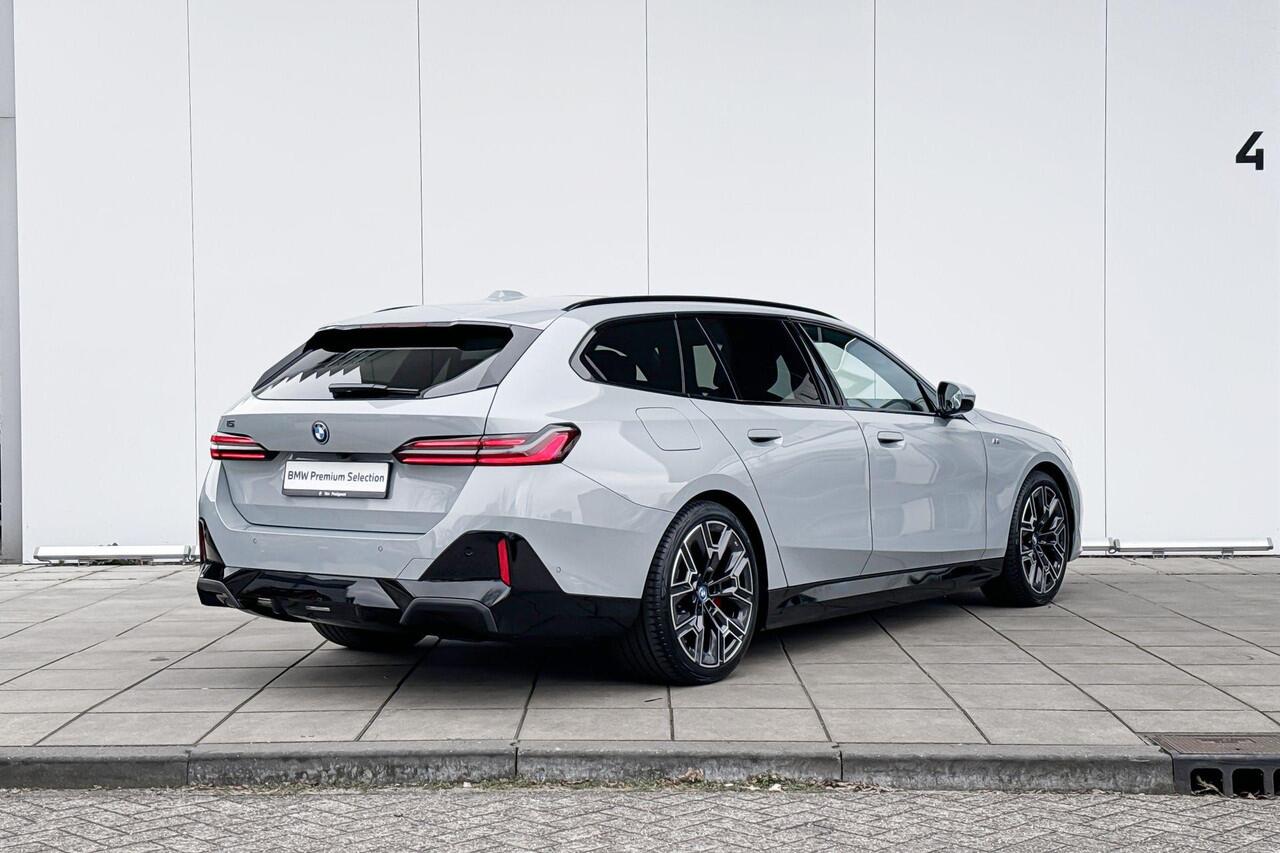 BMW i5 Touring eDrive40 M Sport Pro Glazen Dak / Harman Kardon / Comfortstoelen / Stoelventilatie / Iconic Glow / Getinte ramen / 20 Inch / Selections