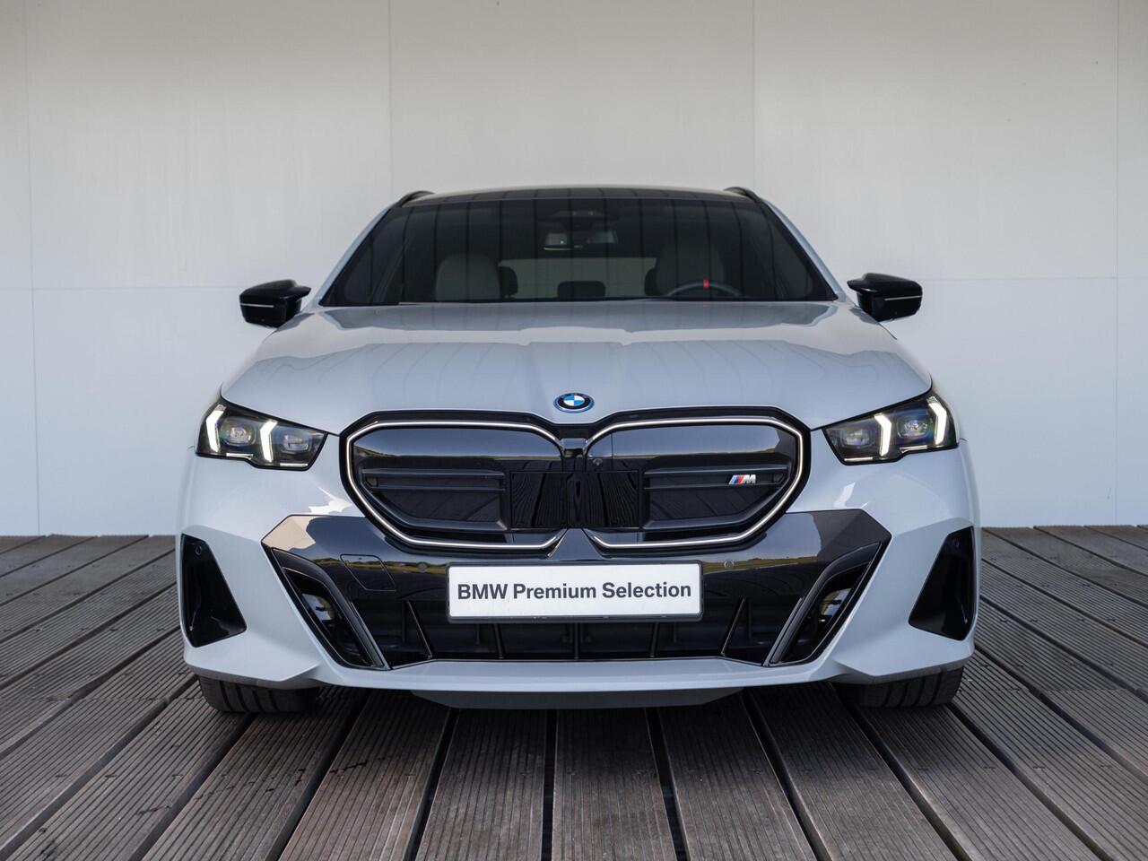 BMW i5 Touring M60 xDrive | M Sportpakket Pro | Innovation Pack | Verwarmd Stuurwiel | Comfort Access | Panoramadak | Stoelverwarming | Bowers & Wilkins | Trekhaak
