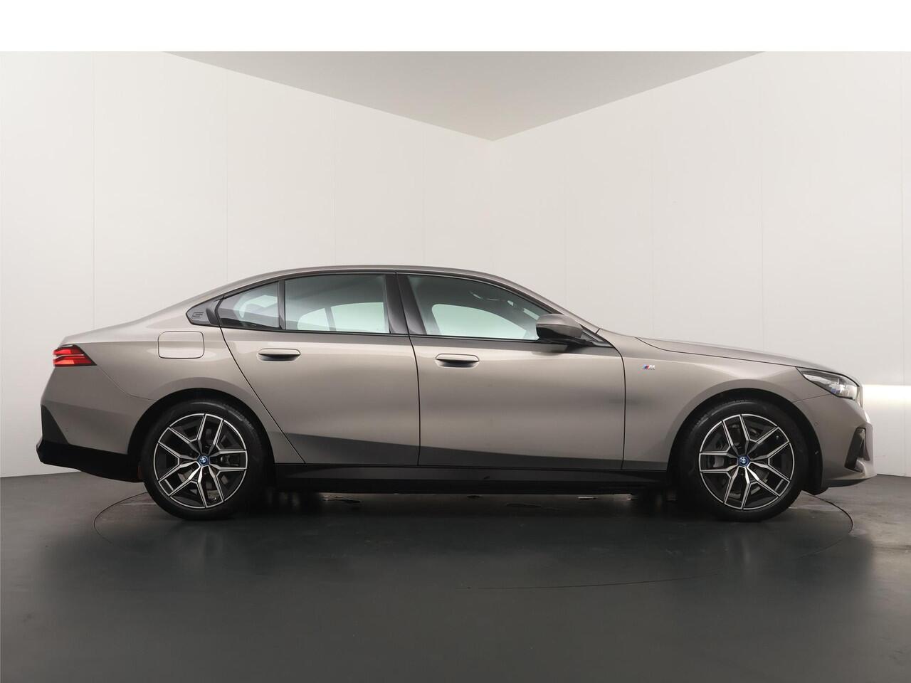 BMW i5 eDrive40 M Sport Edition 84 kWh M Sportpakket | Trekhaak | Driving Assistant plus