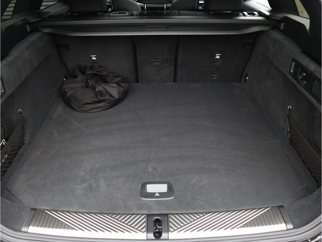 BMW i5 Touring M60 xDrive M Sportpakket Pro | Innovation Pack | Travel Pack | Iconic Glow