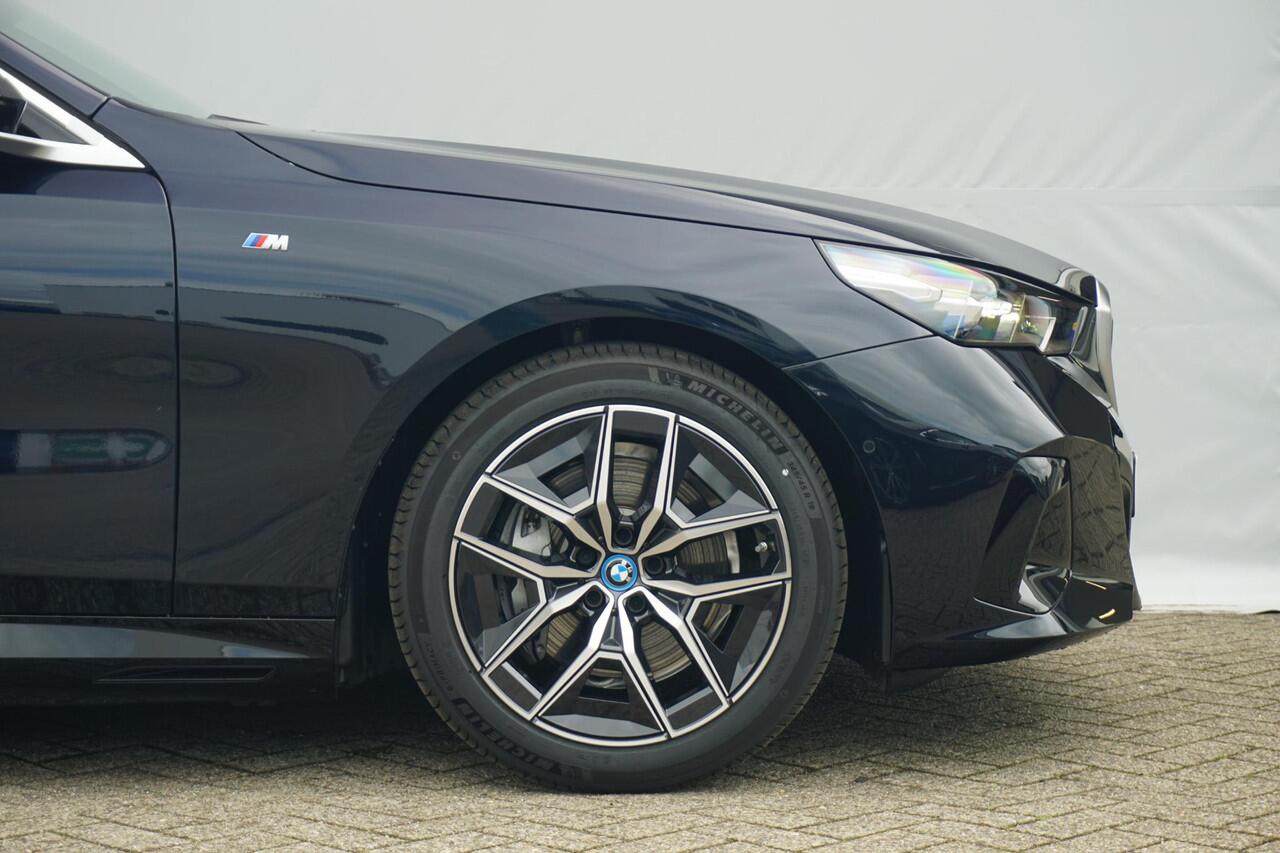 BMW i5 eDrive40 M Sport | Panoramadak / Comfortstoelen / Head-up / Trekhaak / Harman Kardon / Parking Assistant Professional / Stoelventilatie + Stoelverwarming Voor & Achter | Ekris Selection