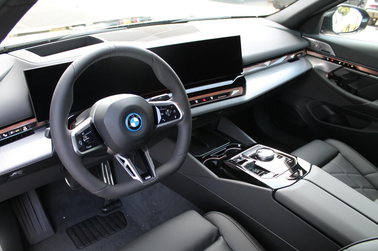 BMW i5 eDrive40 M Sport / Bowers & Wilkins / Adaptieve LED / Comfort Access / Stoelventilatie / Parking Assistant Plus / Stuurverwarming