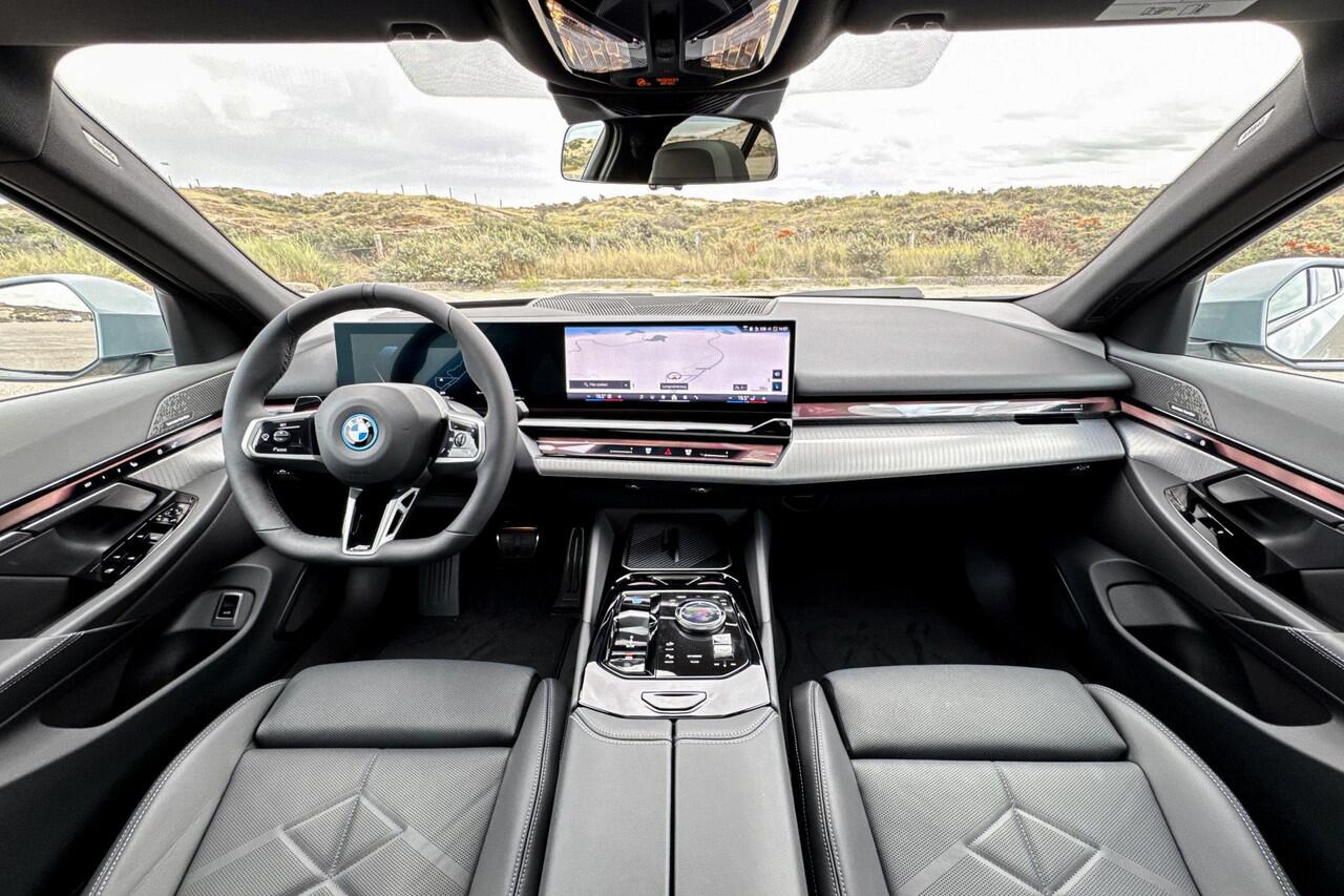 BMW i5 Sedan eDrive40 M Sport Edition | M Sport | Glazen Panoramadak | Head-up Display | Stoelventilatie | M Performance wielen
