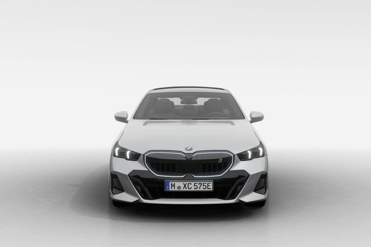 BMW i5 Sedan xDrive40 | M Sport Pro | Travel Pack | Comfort Pack | Trekhaak met elektrisch wegklapbare kogel