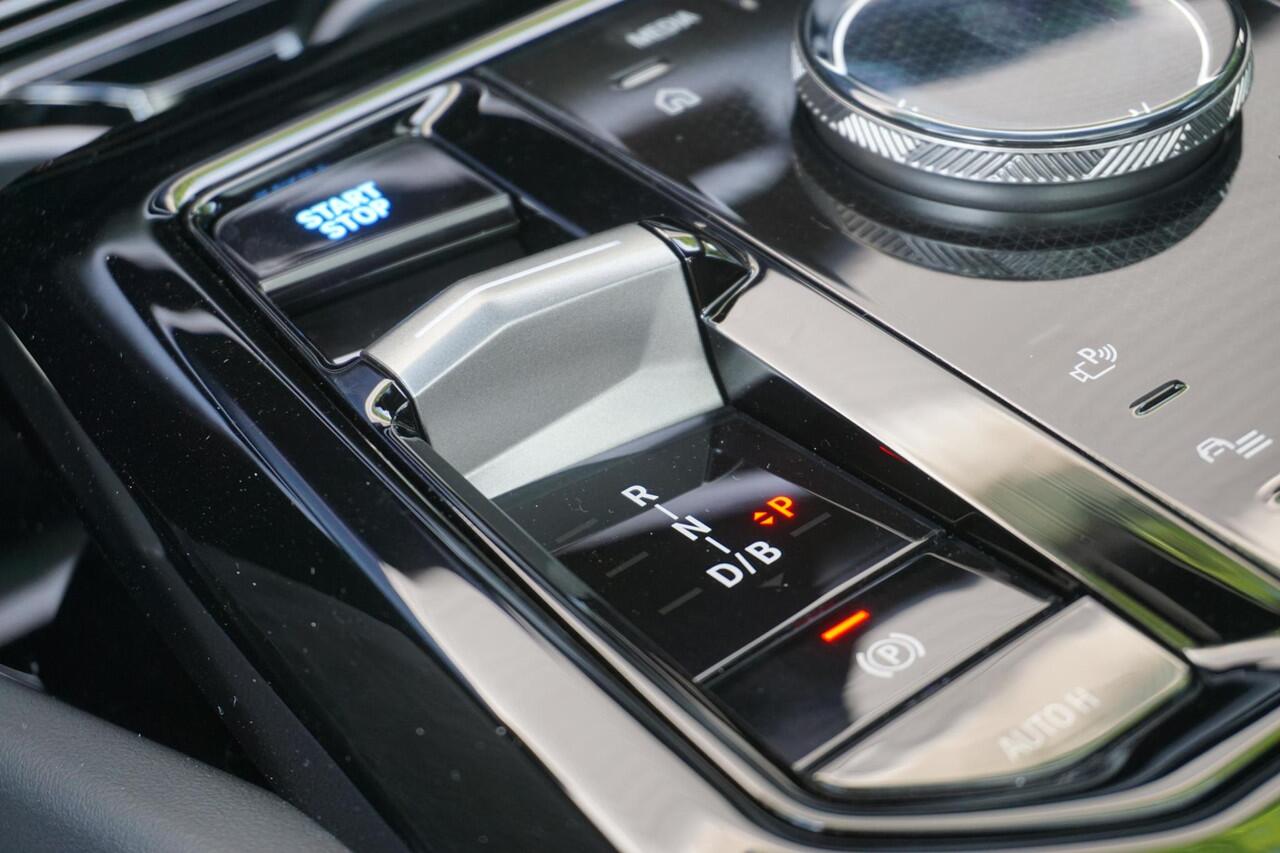 BMW i5 Sedan eDrive40 Travel Pack | Comfort Pack | Glazen panoramadak | Driving Assistant Plus | Harman-Kardon sound system