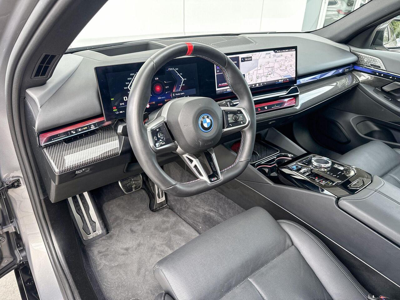 BMW i5 Touring M60 xDrive 84 kWh 21 Inch / Stuurwielrand verwarming / Stoel verwarming Voor & Achter / Comfort Acces / Electrische Zwenkhaak / Ionic Glow Exterieur pakket / Panorama Dak / Getinte Ramen / Stoelventilatie / Driving Assistant Prof / Parking Assist