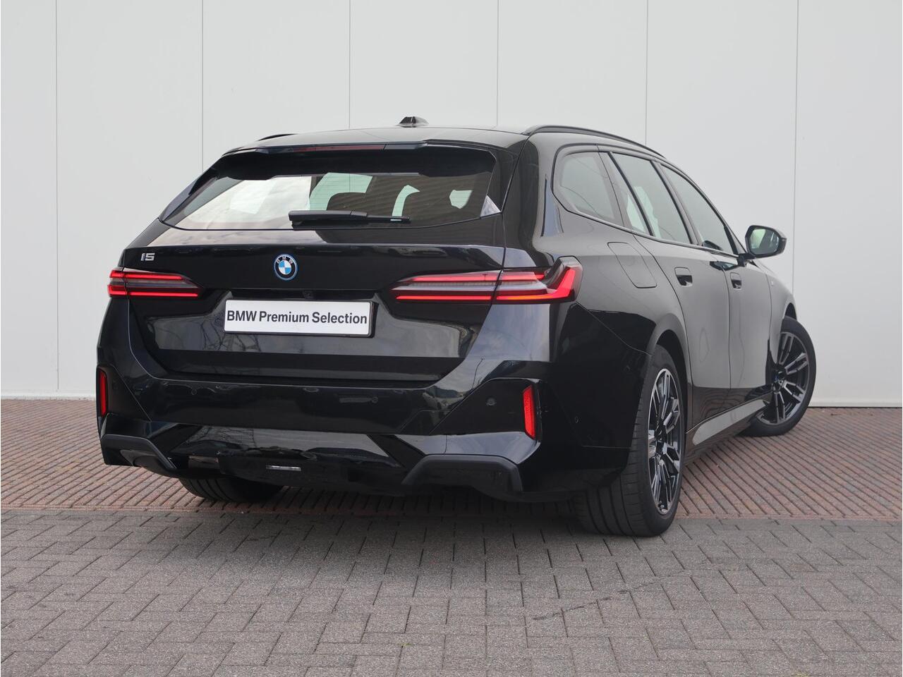 BMW i5 Touring eDrive40 M Sport Edition 84 kWh M Sport Pro / Innovation Pack / Travel Pack / Comfort Pack