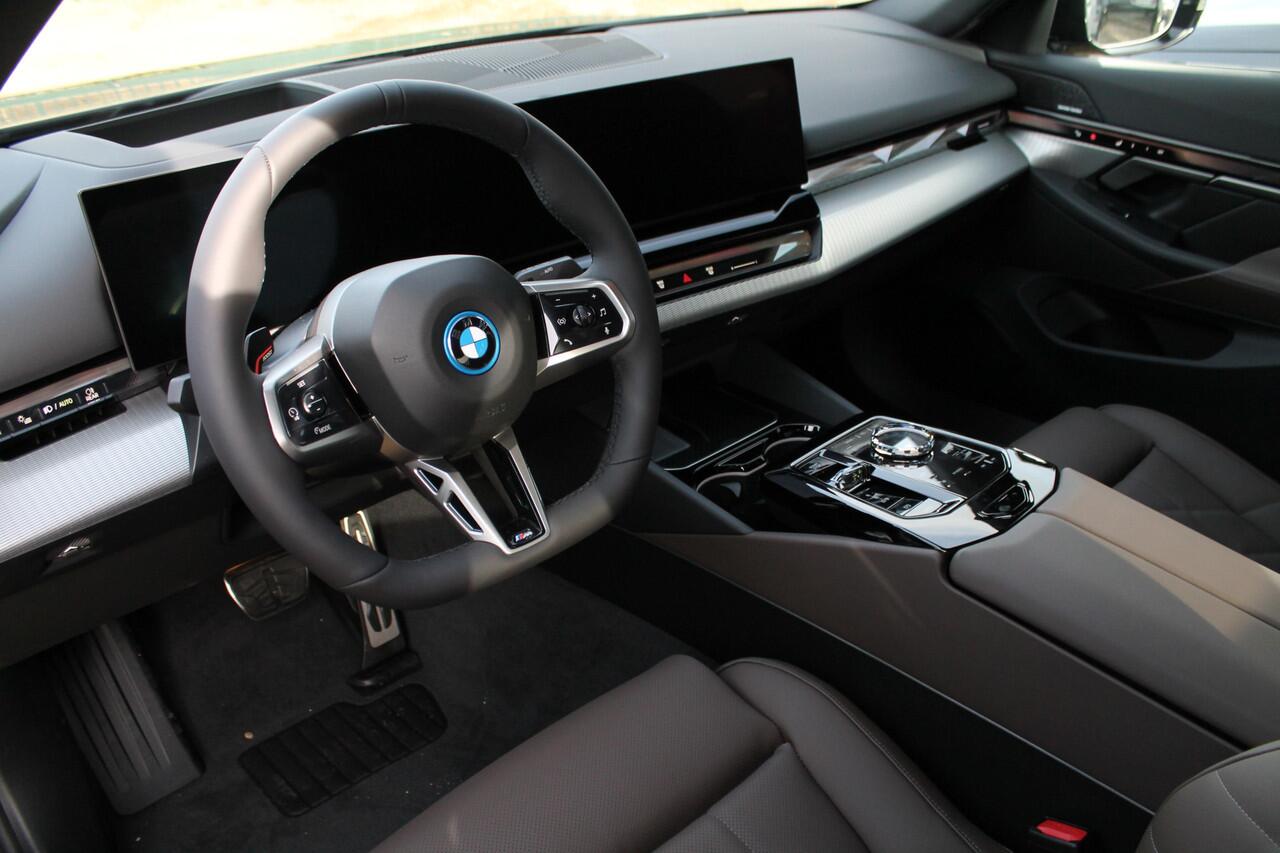 BMW i5 eDrive40 M Sport Automaat / Panoramadak / Trekhaak / Adaptieve LED / Parking Assistant Professional / Stoelventilatie / Comfort Access