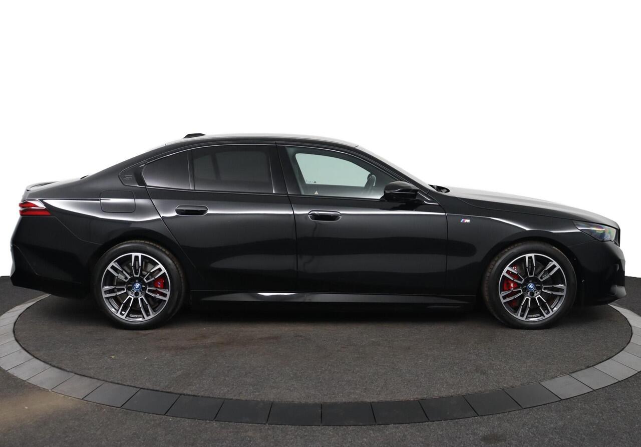 BMW i5 M60 xDrive 84 kWh M Sportpakket Pro | Stoelventilatie | Comfort Access | Trekhaak | Iconic Glow | Innovation Pack | Harman-Kardon