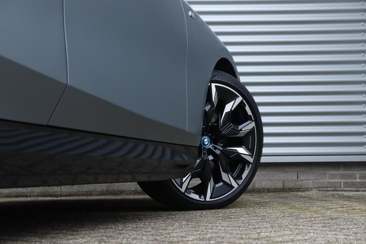 BMW i5 Touring M60 xDrive | M Sportpakket Pro | Trekhaak | Panodak | Driving Assistant Prof. | Parking Assistant Prof. | Bowers & Wilkins Surround Sound | Stoelventilatie | Comfort Pack | Glasapplicatie | Iconic Glow | 21''LMV