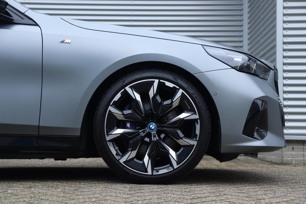 BMW i5 Touring M60 xDrive | M Sportpakket Pro | Trekhaak | Panodak | Driving Assistant Prof. | Parking Assistant Prof. | Bowers & Wilkins Surround Sound | Stoelventilatie | Comfort Pack | Glasapplicatie | Iconic Glow | 21''LMV
